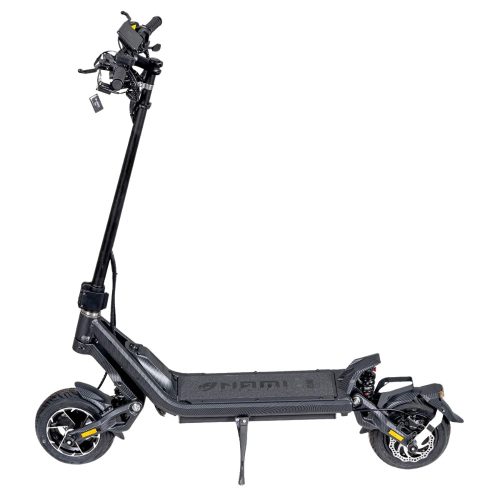 קורקינט חשמלי NAMI KLIMA 72V/26A בצבע שחור קרבון, מבט צד עם בולמים קדמי ואחורי וצמיגי טיובלס 10 אינץ׳